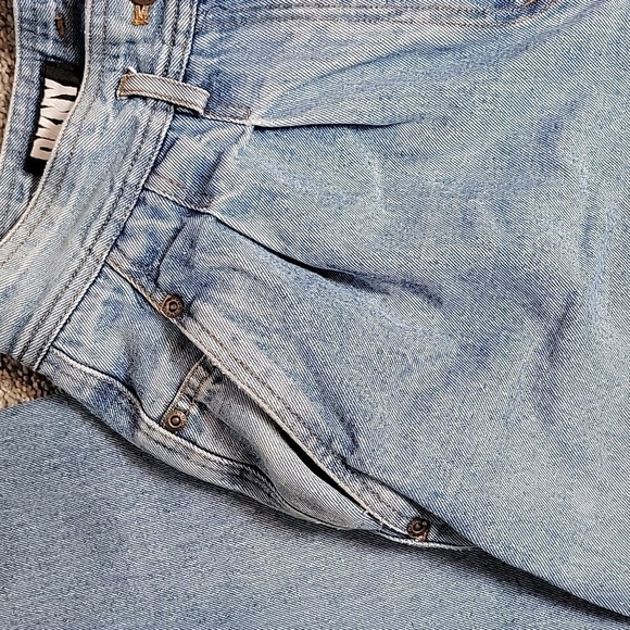 Vintage DKNY lightwash pleated mom jean - Picture 3 of 9